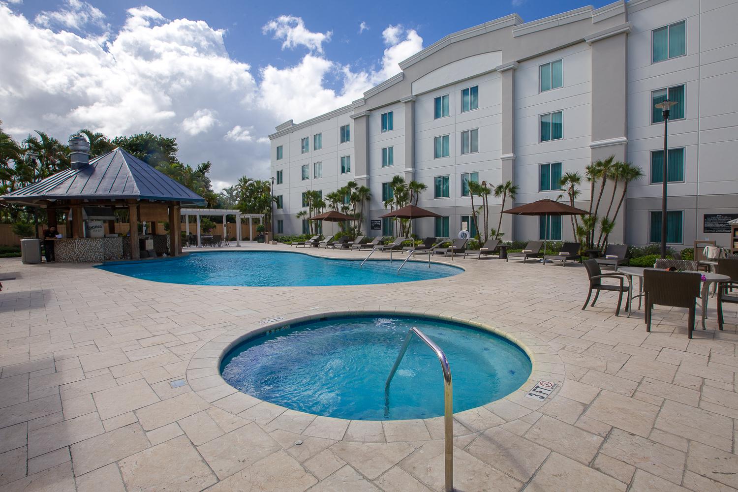 Hampton Inn & Suites San Juan Carolina Exterior photo